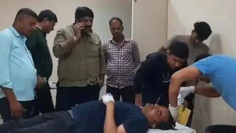 गाय की टक्कर से बाइक सवार चाचा-भतीजा घायल, भाजपा नेता ने पहुंचाया अस्पताल