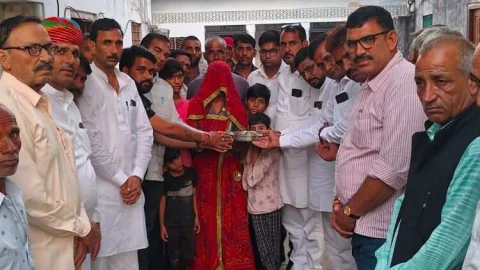 मजदूर परिवार को दी 10.50 लाख रुपए की आर्थिक सहायता