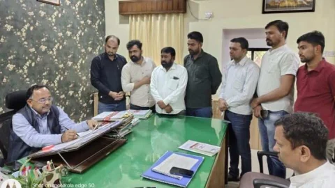 स्वीकृत सड़क निर्माण में हो रही देरी को लेकर जिला कलेक्टर को ज्ञापन