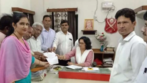 बेसहारा पशुओं के आतंक से निजात दिलवाने की एसडीएम से लगाई गुहार