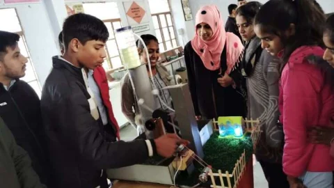 एस.एम.टी.आई. कौशल दक्षता प्रदर्शनी का किया छात्र-छात्राओं ने अवलोकन