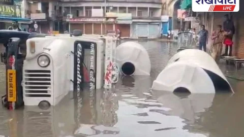 Sikar News: तेज बारिश के बीच पिकअप पलटी, सड़क पर जलभराव