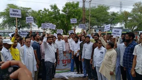 चूरू में युवा कांग्रेस की ओर से विरोध प्रदर्शन कर किया मुख्यमंत्री का पुतला दहन