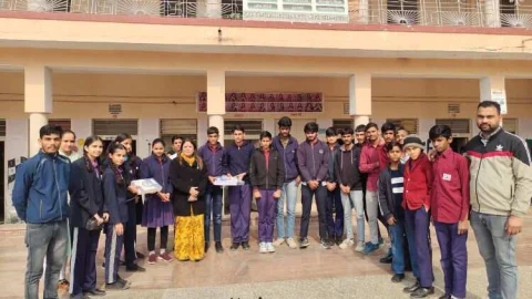 पी०आई०एस० द्वारा संचालित एनजीओ ने बाँटी शिक्षण सामग्री