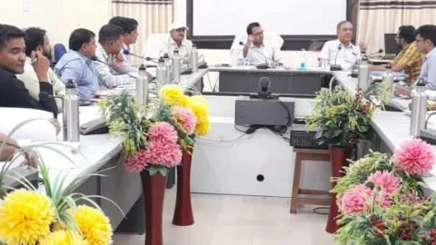 पात्र व्यक्तियों को पट्टें जारी करने में प्रगति लाए नगर निकाय – जिला कलक्टर