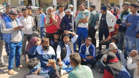 बजरी की खान में मजदूर की मौत: जिला अस्पताल में हंगामा, अवैध खनन पर कार्यवाही की मांग