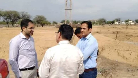 जिला कलेक्टर ने लक्ष्मणगढ़ में जिला अस्पताल की जगह का तथा फतेहपुर में निर्माणाधीन अस्पताल का किया निरीक्षण