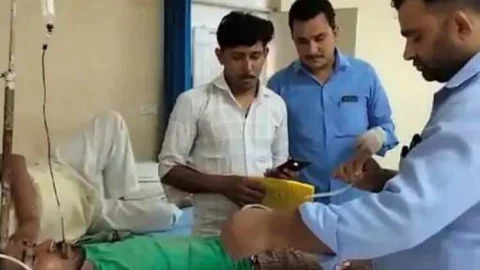 मिट्टी धंसने से नीचे दबा युवक, हालत गंभीर होने पर चूरू रेफर