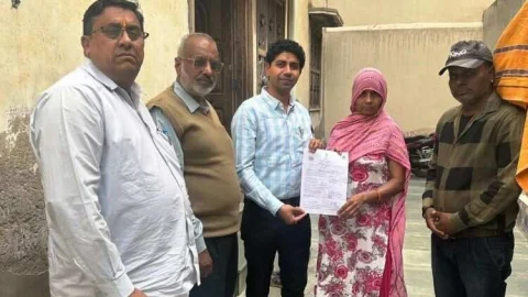 चूरू नगरपरिषद ने नवाचार अपनाते हुए घर जाकर प्रदान किए मृत्यु प्रमाण – पत्र