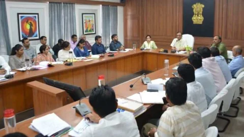 जिला कलेक्टर ने ली राजस्व अधिकारियों की बैठक