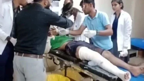 युवक को रास्ते में रोककर सरिए और पाइप से मारपीट कर हाथ-पैर तोड़े
