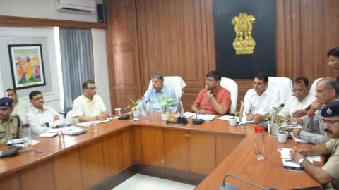 जिले के प्रभारी मंत्री संजय शर्मा ने ली बजट घोषणाओं की समीक्षा बैठक