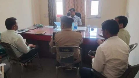 अजीतगढ में कलक्टर ने ली ब्लॉक लेवल अधिकारियों के साथ बैठक