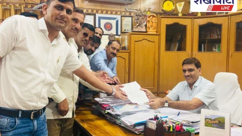 Jhunjhunu: सूदखोरों से तंग आकर अधिकारी की आत्महत्या: कर्मचारियों ने कलेक्टर को सौंपा ज्ञापन