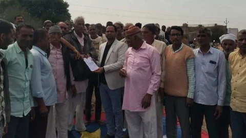 वोल्टेज की कमी से गुस्साए किसानों ने पावर हाउस पर दिया धरना