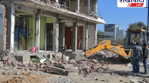 सीकर-जयपुर रोड पर जेसीबी से अवैध निर्माण हटाया