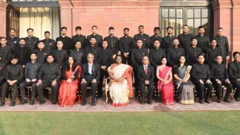 राष्ट्रपति से मिला विशाल सर्राफ धमोरा