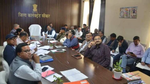 जिला कलेक्टर ने सुनी आमजन की समस्याएं, निस्तारण के दिए निर्देश