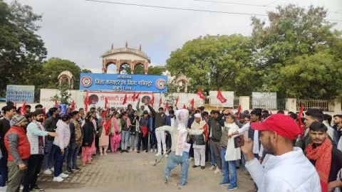 झुंझुनू में वामपंथियों ने फूका गृह मंत्री का पुतला