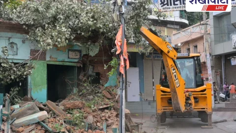 Sikar News: सीकर नगर परिषद ने जर्जर भवन गिराया