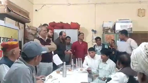 अनाधिकृत व्यक्ति के बजट मीटिंग में प्रवेश करने पर पांच मिनट तक माहौल गरमाया