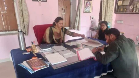 प्रशासनिक अधिकारियों ने किया निरीक्षण, आंगनबाड़ी केंद्र पर लगा मिला ताला