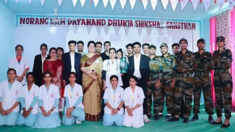 ढूकिया नर्सिंग कॉलेज नर्सेज डे व मदर्स डे मनाया