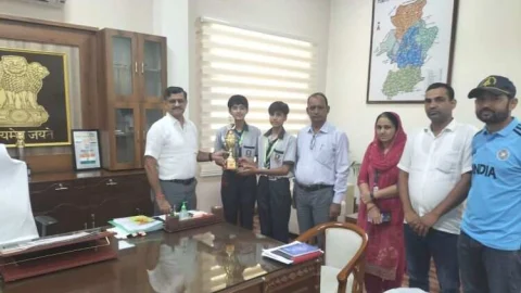 राज्य स्तर पर विजेता रही टीम को कलेक्टर शरद मेहरा ने किया सम्मानित