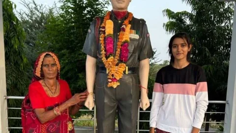 बहन के छलके आंसू : शहीद भाई सूबेदार नत्थू सिंह की प्रतिमा के बहन ने बांधी राखी