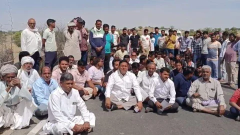 आक्रोशित ग्रामीणों ने रास्ते को किया जाम