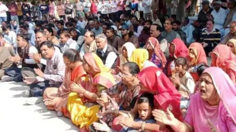 बांग्लादेश में हिन्दू समाज पर हो रहे अत्याचार के विरोध में धरना