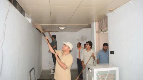 जिला कलक्टर अभिषेक सुराणा के नेतृत्व में कार्मिकों ने की दफ्तरों में साफ-सफाई