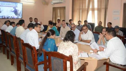 दीपावली पर्व पर आवश्यक सेवाओं सहित रखें समुचित व्यवस्थाएं – जिला कलक्टर