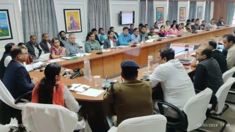 जिला कलेक्टर की अध्यक्षता में आवश्यक सेवाओं की साप्ताहिक समीक्षा बैठक सम्पन्न