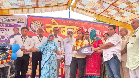 नोबल की छात्रा योगिता को मेरिट में आने पर स्कूल ने दी स्कूटी