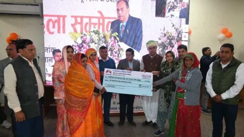 झुंझुनूं विधायक व जिला कलेक्टर ने विभिन्न योजनाओं के लाभान्वितों को प्रतीकात्मक चैक सौंपे