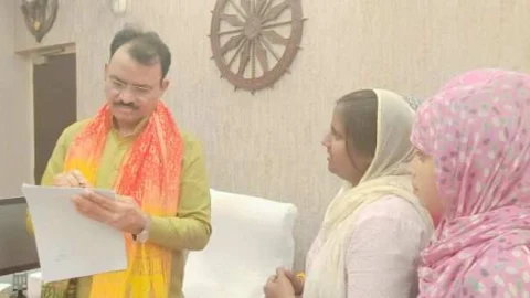 आयुष नर्स कम्पाउन्डर जूनियर ग्रेड 2020 के विधार्थियों ने उपमुख्यमंत्री को सौंपा ज्ञापन