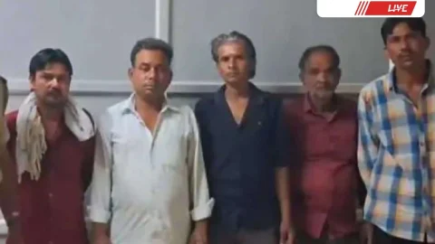 सार्वजनिक स्थान पर शराब पीने वाले 5 लोग गिरफ्तार