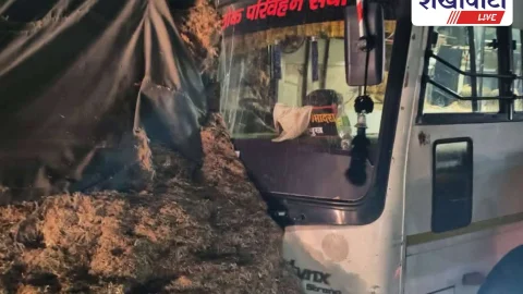 Sikar News: फतेहपुर में रात 12 बजे बस का हादसा, ट्राली में जा घुसी बस