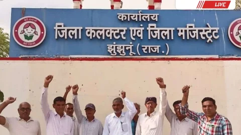 रघुनाथपुरा वासियों ने नगरपरिषद में शामिल करने के विरोध में कलेक्टर को दिया ज्ञापन