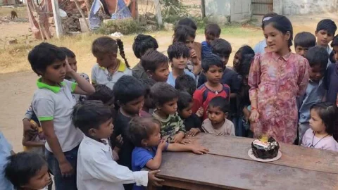 कच्ची बस्ती के बच्चों के साथ मनाया जन्मदिन