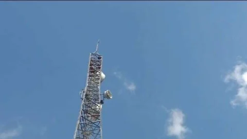 विरोध जताते हुए युवक चढ़ा टॉवर पर, मैणासर में बरसाती पाइप लाइन बनी जी का जंजाल