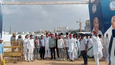 जिलाध्यक्ष दिनेश सुंडा को राहुल गांधी ने सौंपा पहचान पत्र