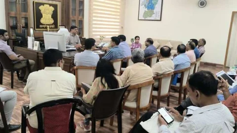 अतिक्रमण करने वालों को नोटिस देने की कार्यवाही करे – जिला कलक्टर