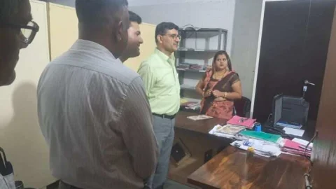 जिला कलेक्टर ने किया नगर परिषद् का निरीक्षण