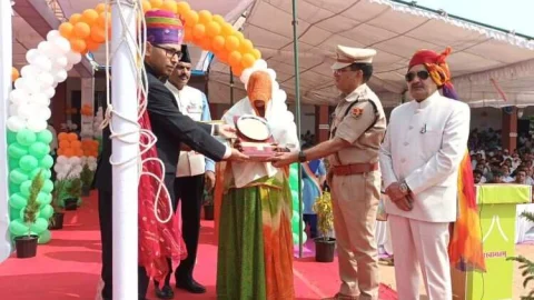 शहीद वीरांगनाओं सहित 52 व्यक्तियों का हुआ जिला स्तर पर सम्मान