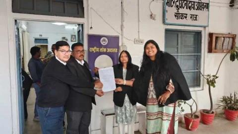 लोक अदालत की भावना से 95 लाख रूपये के क्लेम प्रकरण का किया निस्तारण