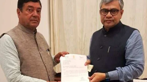 झुन्झुनू सांसद नरेन्द्र कुमार ने केंन्द्रीय रेल मंत्री से मिलकर सौंपा पत्र