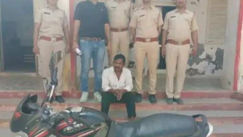 बाइक पर गांजे की तस्करी करते तस्कर को किया गिरफ्तार