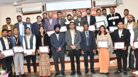 शाखा प्रबंधक व्यवसाय वृद्धि के लक्ष्यों को पूर्ण करें